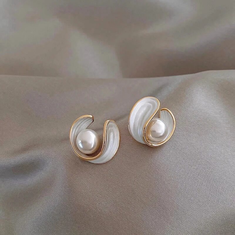 Charming Gold Earring for Any Occasion