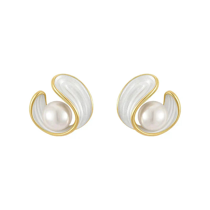 Charming Gold Earring for Any Occasion