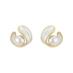 Charming Gold Earring for Any Occasion