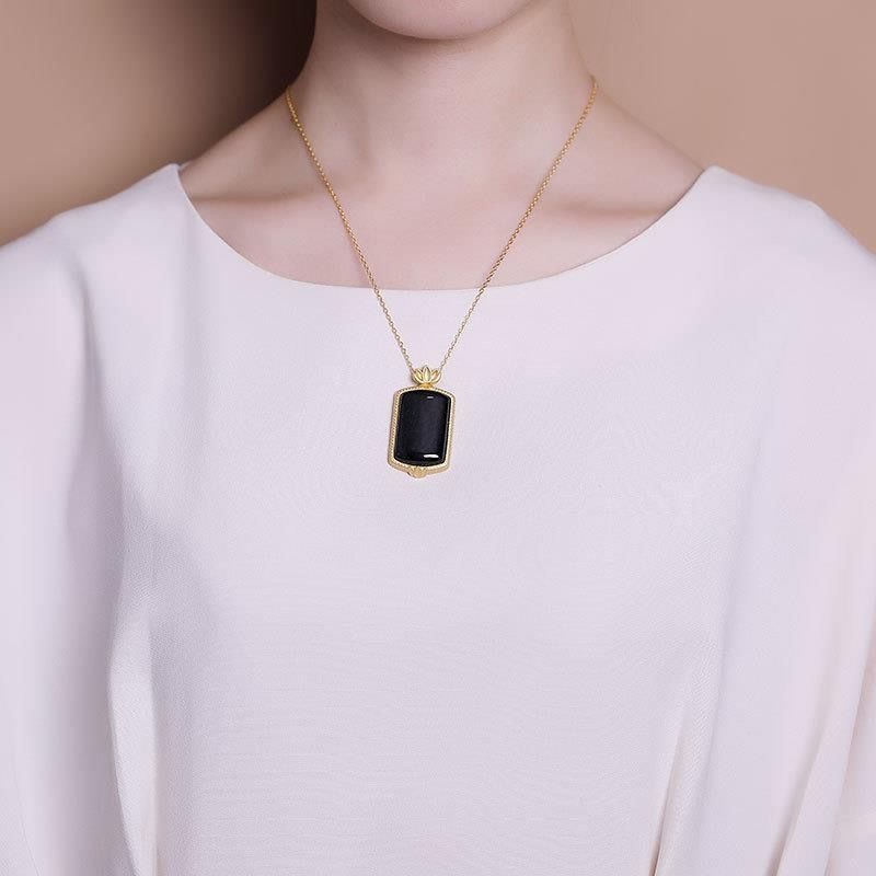 Beautiful Gold Necklace with Unique Style