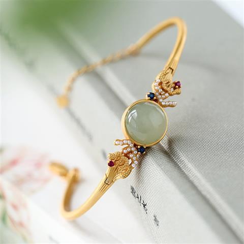 Beautiful Pearl Bracelet with Unique Style