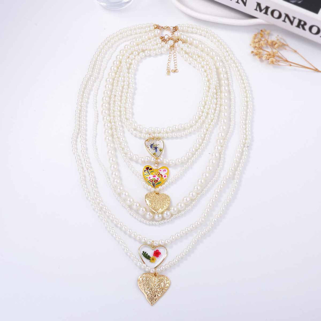 A Beautiful Pearl Necklace with Unique Style