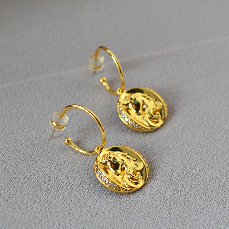 Beautiful Gold Necklace with Unique Style