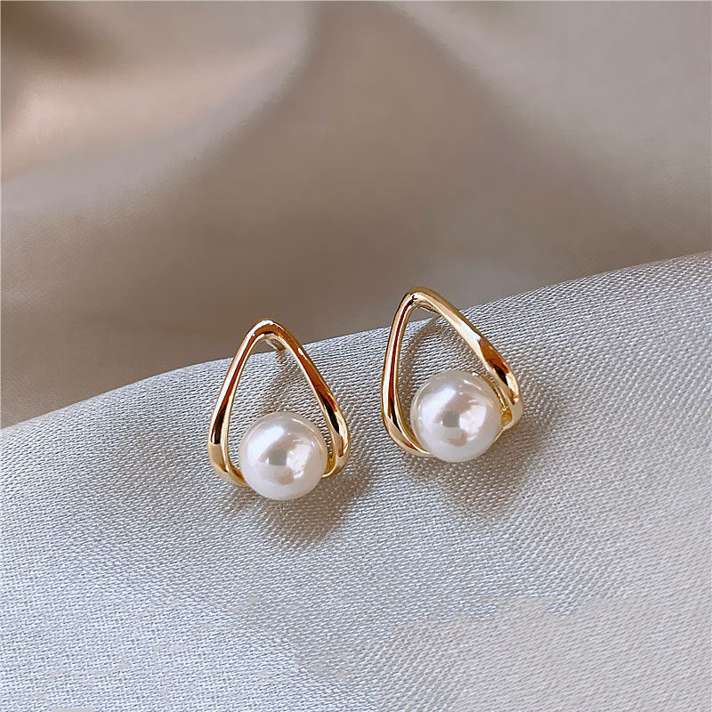 A Beautiful Pearl Earring with Unique Style