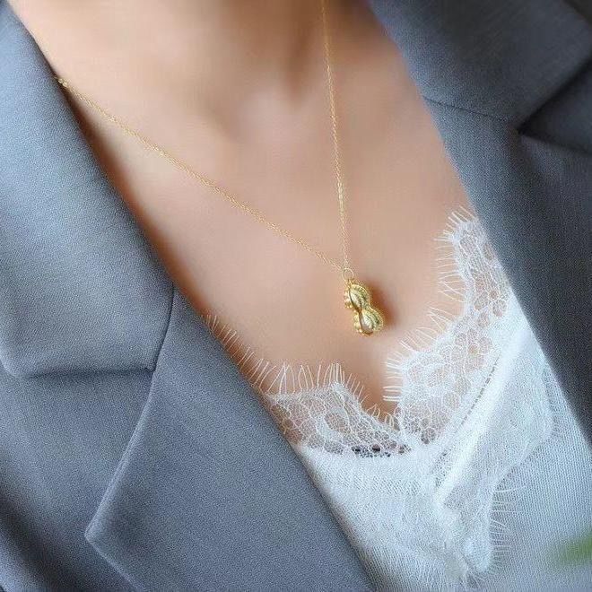 Beautiful Gold Necklace with Unique Style