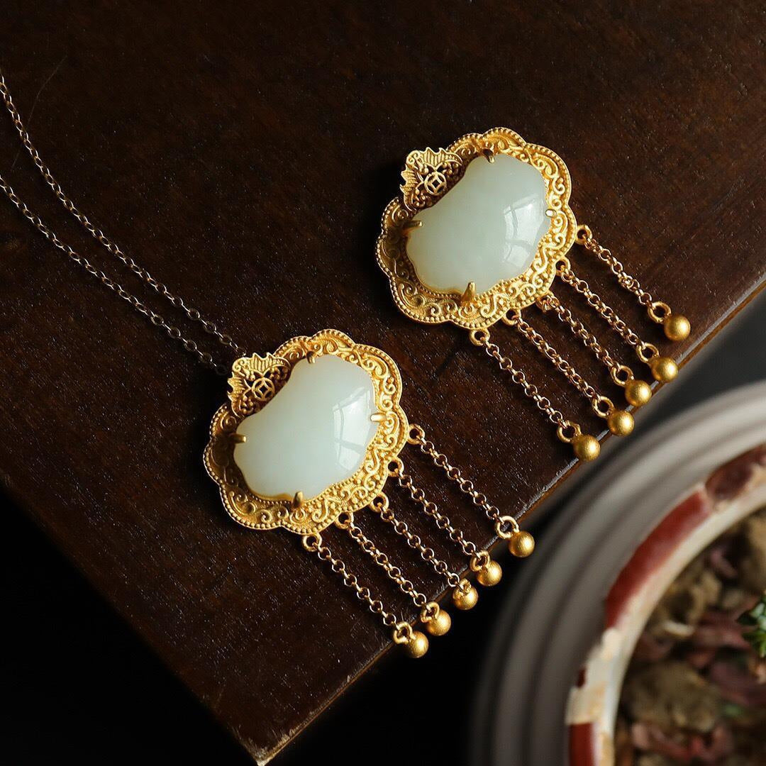 Beautiful Gold Necklace with Unique Style