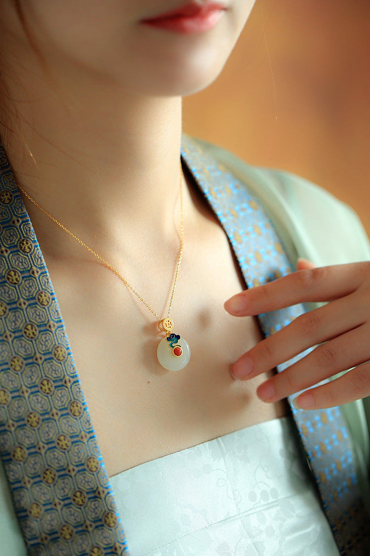 Beautiful Gold Necklace with Unique Style