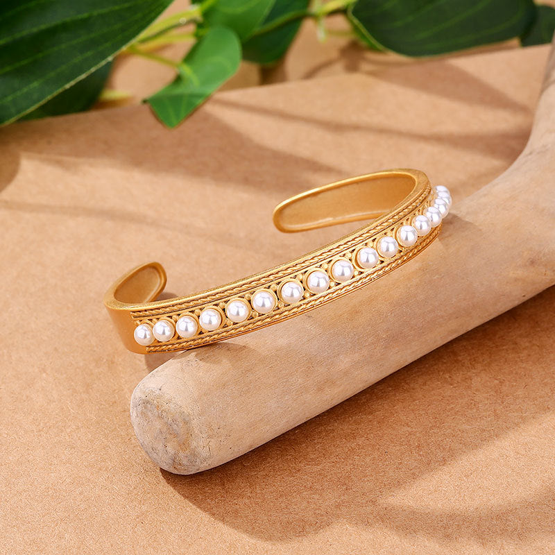 Beautiful Gold Bracelet with Unique Style