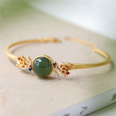 Beautiful Pearl Bracelet with Unique Style