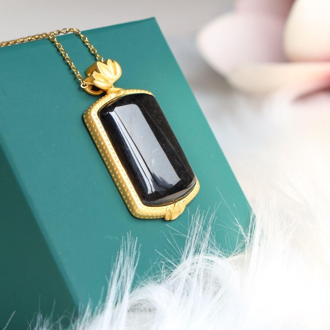 Beautiful Gold Necklace with Unique Style