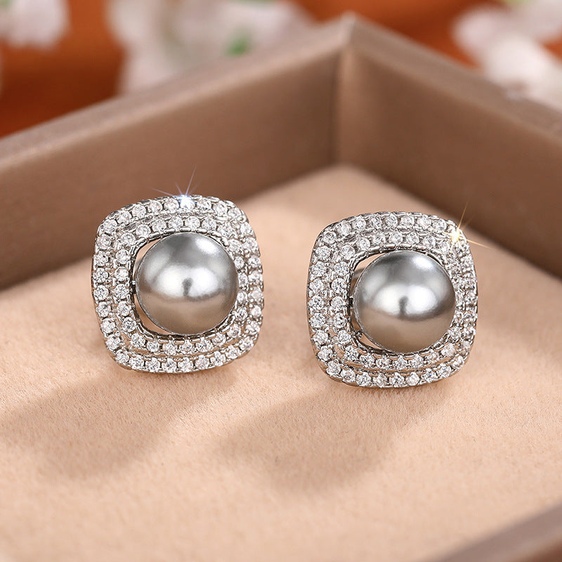 A Beautiful Pearl Earring with Unique Style