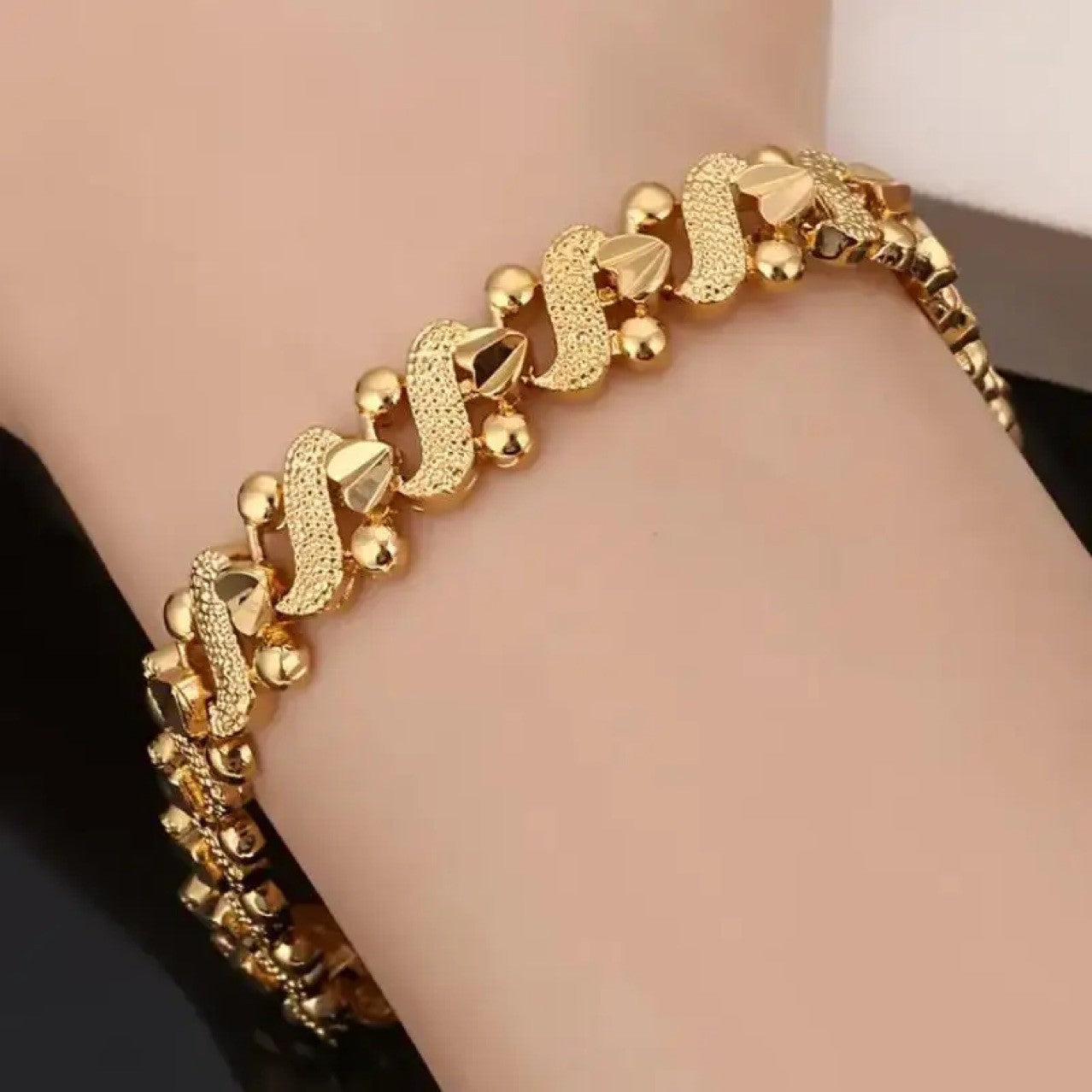 A Classic Gold Bracelet with Timeless Appeal