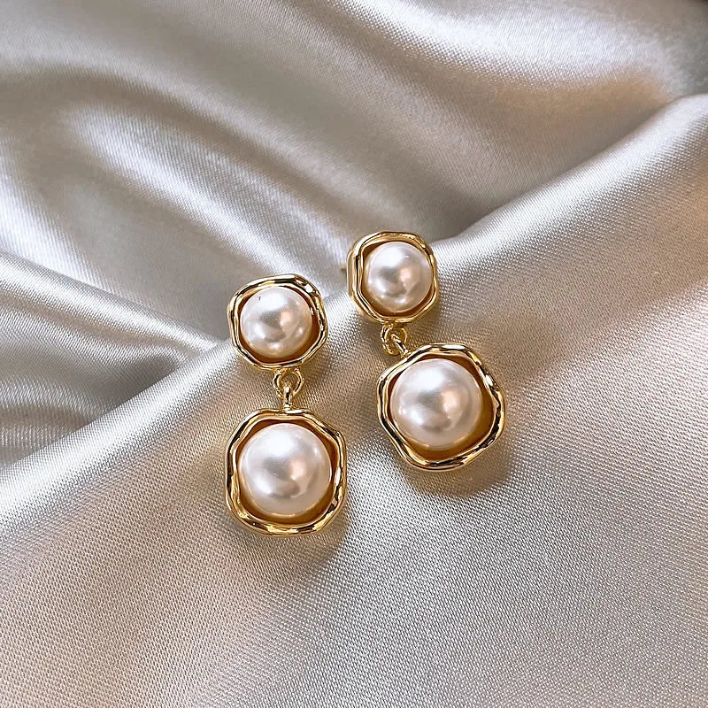 A Beautiful Pearl Earring with Unique Style