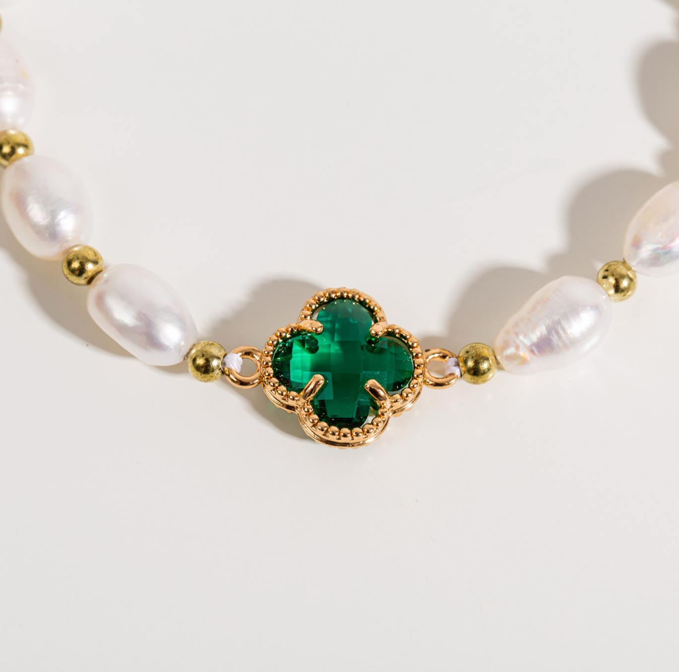 A Charming Pearl Bracelet for Any Occasion
