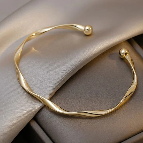 Beautiful Gold Bracelet with Unique Style